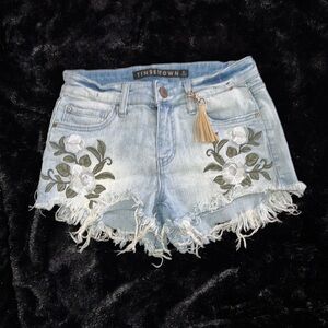 NEVER WORN CUTE FRAYED DENIM SHORTS SZ 5
